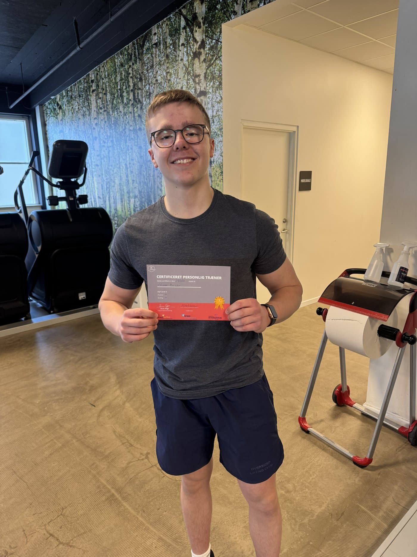 Oliver Bauer med certifikat som personlig træner